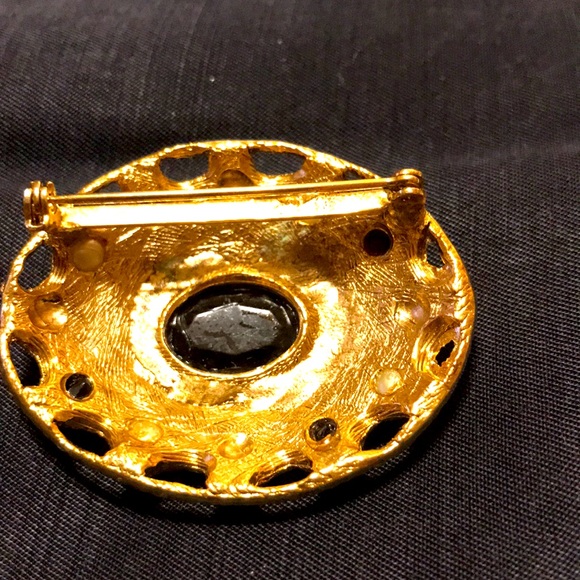 Vintage Ruby Red rhinestone and faux pearls on gold plated metal. - Picture 3 of 5